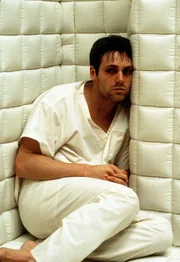 Daniel (Michael Shanks, Bild) hat alle Symptome von Schizophrenie. Er hört seltsame Stimmen und sieht überall Goa´Uld-Leichen.