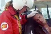 Dr. Karin Thaler (Roswitha Meyer, li.) kümmert sich um den beim Flugzeugabsturz schwerverletzten Martin Bäumler (Urs Remond).