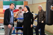 Anton Meissner (Franz Buchrieser, r.) ist mit Schwester Hanna (Janina Hartwig, 2.v.r.) zum Boxtraining seines Enkels Leon (Julian Valerio Rehrl, 2.v.l.) gekommen. Sein Sohn Frank Meissner (Harald Windisch, l.) ist sauer, er will nicht, dass sein Vater Kontakt zu Leon hat.