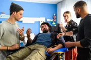 Von links: Jonas Hertz (Julius Forster), Dominik Hertz (Joshua Grothe), Elisabeth "Betty" Hertz (Henrike Hahn), Dr. Tarik ?ahin (Nicolas Fethi Türksever)
