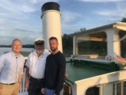 Bernd Wallisch (links) und Praktikant Sebastian Lachnitt (rechts) sind auf dem historischen Dampfschiff Schönbrunn zusammen mit Steuermann Lorenz Sonnleithner (Mitte). Sie steigen in Mauthausen auf die Schönbrunn und fahren mit dem Schiff auf der Donau bis nach Linz.