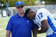 L-R: Cameron Tucker (Eric Stonestreet) und Dwight (Winston Duke)