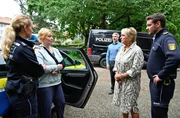 Nele Fehrenbach (Floriane Daniel, 2.v.l.) wird vor den Augen von Gregor Mertens (Lukas Spisser, 3.v.r.), Mechthild Fehrenbach (Diana Körner, M.) und Jakob Frings (Max König, r.) abgeführt.