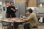 Während Alan (Jon Cryer, l.) versucht, sich mit Lyndseys neuem Freund anzufreunden, steht Walden (Ashton Kutcher, r.) Jenny zur Seite ...