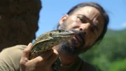 Hazen hält einen Leguan. (National Geographic für Disney)