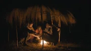 Hazen und Tugans bei einem Lagerfeuer nach ihrer nächtlichen Speerfischer-Expedition. (National Geographic für Disney)