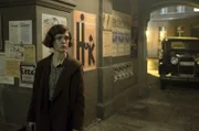 Charlotte Ritter (Liv Lisa Fries) auf nächtlicher Erkundungstour.