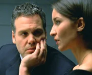 Im Verhör mit Detective Goren (Vincent D'Onofrio) gibt Marie Lofficier (Olga Sosnovska) zu, dass sie die Versicherungspolicen der ermordeten Obdachlosen verwaltet.