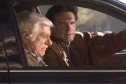 Dank einer Wanze hören Mark (Dick Van Dyke, l.) und Steve (Mark Van Dyke, r.) alles mit, so dass Elliot überführt werden kann.