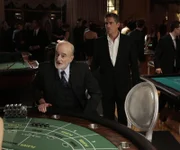 L-R: Lou Mitchell (Ron MacLarty) und Reese (Jim Caviezel)