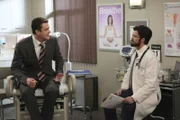 Während Robin mit ihrem neuen Job beginnt, suchen Lily und Marshall (Jason Segel, l.) einen Spezialisten (Neil Patrick Harris, r.) auf, der ihnen behilflich sein soll, endlich ein Baby zu bekommen. Dort erleben sie eine Überraschung ...