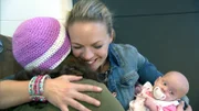 Eva Brenner freut sich mit Nadine (li.) und der kleinen Kate