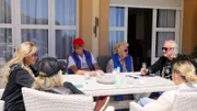 Für die Familie geht es dann zu Oma Margret und Opa Reinhold, der sich verletzt hat.