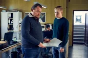 Aufgrund ihrer Alleingänge verliert Alex den Rückhalt nicht nur bei ihrem Chef Nowak, sondern auch bei den Kollegen Rensmann (Sascha Nathan, l.) und Küken (Karl Schaper, r.).