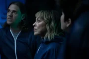 DS Michael McAndrews (Jamie Sives, l.), DI Annika Strandhed (Nicola Walker, M.) und DC Blair Ferguson (Katie Leung, r.) nehmen das Haifischbecken mit dem ermordeten Milliardär Fabian Hyde in Augenschein.