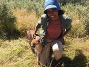 Pia lernt ein besonderes Raubtier der Savanne kennen: den Karakal. Er kann aus dem Stand über zwei Meter hoch springen.