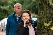 Günter (Peter Lerchbäumer, l.) und Hannah (Swetlana Schönfeld, r.) beobachten die Situation im Cafe gegenüber.