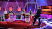 Moderator Florian Weber (re.) stellt in seinem SWR Wissensquiz „Meister des Alltags“ die Alltagstauglichkeit seiner prominenten Kandidaten auf die Probe. „Meister des Alltags“ spendet seinen Gewinn einem guten Zweck. v.li.: Enie van de Meiklokjes, Bodo Bach, Alice Hoffmann und Florian Schroeder.
