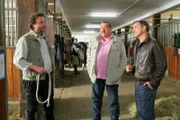 Die Rosenheim-Cops (Joseph Hannesschläger, M., Florian Fitz, r.) ermitteln. Steckt Stallmeister Scharnitz (Stefan Wilkening, l.) hinter dem Verschwinden eines wertvollen Pferdes? Für Bergmann und Hofer ein Mordmotiv.