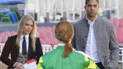 Ein Rennstallbesitzer wurde ermordet. Calleigh (Emily Procter, l.) und Eric (Adam Rodriguez) beginnen mit den Ermittlungen auf der Rennbahn und befragen mögliche Zeugen (Darst. vorne unbekannt).