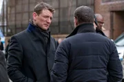 Peter Stone (Philip Winchester, l.)