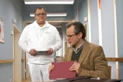 Pfleger Hans-Peter Brenner (Michael Trischan, links) ertappt Lenas Vater Frank Arnold (Marco Hofschneider) dabei, als er sich ein Fernsehinterview mit Lenas Mutter anschaut. Frank hat seiner Tochter gesagt, dass sie gestorben sei und streitet ab, dass es sich bei der Frau im Fernsehen um Lenas Mutter handelt. Brenner kann ihm das nicht glauben.
