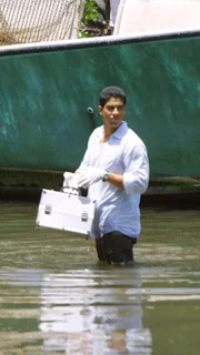 Delko (Adam Rodriguez) untersucht das Boot, das von der Küstenwache gefunden wurde, genauer.