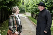 Father Brown (Mark Williams) fragt Boulevardjournalistin Barbara Farrell (Amanda Lawrence) nach ihren Kommentaren zur Fashion Show.