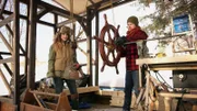 Chloe und Brandon sind beruflich viel unterwegs, die beiden designen Filmsets. Die perfekte Lösung für ihren Wunsch nach einem festen Zuhause und gleichzeitiger räumlicher Flexibilität ist ein Minihaus. Die kreativen Köpfe gestalten ein einzigartiges winziges Haus, das von Piratenschiffen, Zirkus-Karawanen und Filmsets beeinflusst ist.