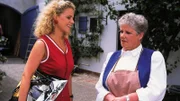 Haushälterin Martha (Erna Wassmer) ist sich sicher, daß die Sprechstundenhilfe Marie Luise Flanitzer (Chistiane Brammer, li.) die Rezepte zweier Patienten verwechselt hat.