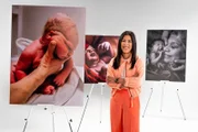 Mai Thi Nguyen-Kim im Studio, umgeben von Fotos von Neugeborenen.