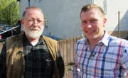 Trödelexperte Otto Schulte (re.) mit Manfred, der seine Familie mit seiner Sammelsucht in den Wahnsinn treibt