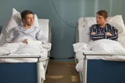 Peter Schulz (Josef Heynert, links) hatte auf einer Baustelle einen Unfall. Als er mit einem Armbruch in die Sachsenklinik eingeliefert wird, begegnet er nach zwanzig Jahren seinem Bruder Felix (Tobias Schenke) wieder.