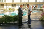 In dem Motel, in dem Eric Delko (Adam Rodriguez, r.) untergekommen ist, wird ein Anschlag auf ihn verübt. Horatio (David Caruso) sucht nach Anhaltspunkten in Delkos Vergangenheit, um den Killer ausfindig zu machen.