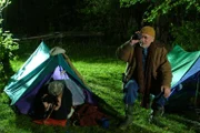 Peter (Peter Lustig, r.) und Paschulke (Helmut Krauss, l.) legen sich auf die Lauer, um die Holzdiebe bei ihrer Arbeit zu erwischen.
