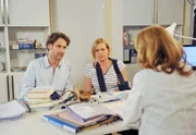 Clemens (Falk-Willy Wild, l.) befürchtet, dass Maren (Christine Döring, M.) wieder rückfällig werden könnte, als Regina (Christine Wilhelmi, r.) ihr mitteilt, dass eine Operation nur auf eigene Kosten möglich ist.