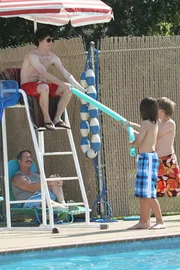 Eigentlich wollte Axl (Charlie McDermott, l.) nur Rettungsschwimmer werden, damit er die hei&szlig;en Frauen im Bikini begutachten kann, doch nervige Kinder kommen ihm da etwas in den Weg ...