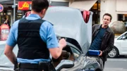 Drogenfahnder Daniel Peters (Arnd Klawitter, r.) versichert sich in einer Drogenkontrolle, dass der Wagenbesitzer abgelenkt ist, bevor er ihm Drogen unterjubelt.