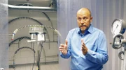 Andreas Krämer vom TÜV Süd unterzieht eine Deckenlampe einem Spritzwassertest. Erfüllt sie den Standard IP 44?