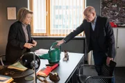 Hauptkommissarin Anna Springer (Rita Russek) ist nicht begeistert davon, dass sie für Wilsberg (Leonard Lansink) Wasser aus einer Gießkanne untersuchen soll. Und all das nur, weil Wilsberg einen Verdacht hat.
