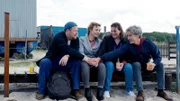 Die vier Freunde Malte Dannwitz (Oliver Bröcker, l.), Johanna Tredup (Greta Galisch de Palma, 2.v.l.), Jette Heidemann (Anne Weinknecht, 2.v.r.) und Fabian Andres (Nicola Fritzen, r.) feiern den Jahrestag ihrer Freundschaft.