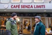 Schmidt Max (rechts) und Steven Henze, Gründer des Inklusionscafés senza limiti, vor dem Café senza limiti in Würzburg.