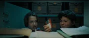 Ella (Cécile Enthoven) und Sammy (Arthur Hermans) finden die Floppy-Disk.