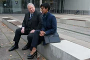 Bernd Reuther (Rainer Hunold, l.) befragt Richterin Dr. Falk (Dennenesch Zoudé, r.) zu ihrer Beziehung mit dem Opfer.