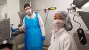 Nhung ermittelt in der Burger-Patty-Fleischmanufaktur mit Mitarbeiter Marcel.