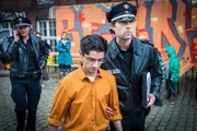 Melanie (Sanna Englund, l.) und Mattes (Matthias Schloo, r.) haben bei Sedat (Rauand Taleb, M.) das gestohlene Netbook von Christian Kramer gefunden und nehmen Sedat zur Befragung mit aufs Revier.