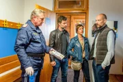 Gernot Halterer (Aleksandar Petrovic, r.) ist inzwischen Spielerberater und vermittelt afrikanische Talente an Klubs in ganz Europa. Kroisleitner (Ferry Öllinger, l.), Lukas Roither (Jakob Seeböck, 2.v.l.) und Nina Pokorny (Julia Cencig, M.) suchen nach einer Verbindung zwischen Halterer und einem schwarzen Jugendlichen, der bei einem Bundeswehr-Einsatz gefunden wurde.