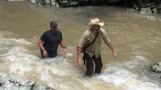 EJ Snyder und Jeff Zausch waten durch Wasser.