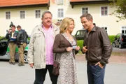 Überrascht stellt Hofer (Joseph Hannesschläger, l.) fest, dass sich Kollege Bergmann (Florian Fitz, r.) nicht nur für den aktuellen Fall, sondern auch für Marie (Karin Thaler, M.) interessiert.