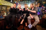 Gastgeberin Ina Müller (2.v.li.) begrüßt in der hamburger Seemannskneipe ‚Zum Schellfischposten‘ in dieser Sendung, einem Silvester-Special, den Modedesigner und Fernsehmoderator Guido Maria Kretschmer (li.), die Fernsehmoderatorin und Buchautorin Bettina Tietjen (2.v.re.) und den Schauspieler Sebastian Ströbel (re.).